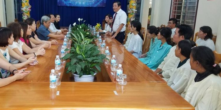 Diễn viên Hiền Mai, Hội Bảo trợ người tàn tật trẻ mồ côi và bệnh nhân nghèo tỉnh Khánh Hòa tặng quà cho bệnh nhân