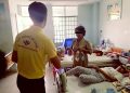 Đoàn Phật tử Chùa Bồ Đề và Công ty Sữa Vinamilk tặng quà cho bệnh nhân