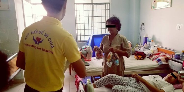 Đoàn Phật tử Chùa Bồ Đề và Công ty Sữa Vinamilk tặng quà cho bệnh nhân
