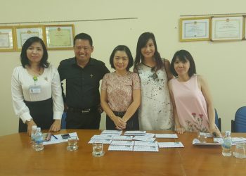 Diễn viên Hiền Mai tặng quà cho bệnh nhân