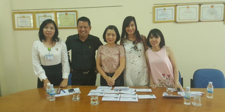 Diễn viên Hiền Mai tặng quà cho bệnh nhân