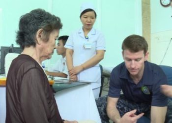 Đoàn chuyên gia y tế Hải Quân Hoa Kỳ làm việc tại bệnh viện