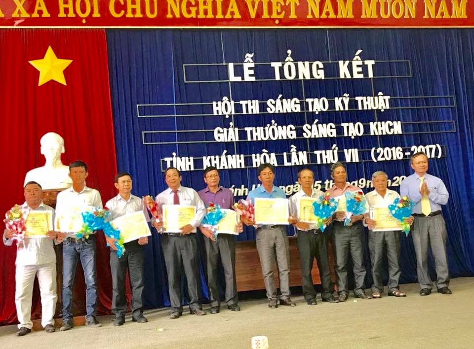 Trong hình ảnh có thể có: 10 người, mọi người đang cười, mọi người đang đứng và mọi người trên sân khấu