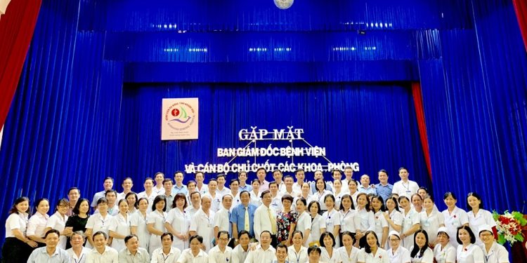 Gặp mặt Ban Giám đốc Bệnh viện và cán bộ chủ chốt các khoa, phòng