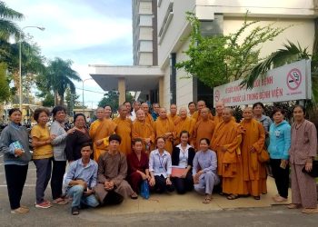 Hệ phái Khất sĩ – Chư Ni Phân đoàn I, Giáo đoàn 4 cùng các Phật tử tặng quà cho bệnh nhân