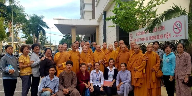 Hệ phái Khất sĩ – Chư Ni Phân đoàn I, Giáo đoàn 4 cùng các Phật tử tặng quà cho bệnh nhân