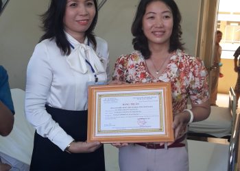 Hội Liên Hiệp Phụ Nữ tỉnh Khánh Hòa tặng tiền ủng hộ cho các bệnh nhân nhi gặp hoàn cảnh khó khăn nhân ngày Quốc tế thiếu nhi 1/6