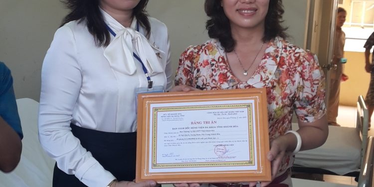 Hội Liên Hiệp Phụ Nữ tỉnh Khánh Hòa tặng tiền ủng hộ cho các bệnh nhân nhi gặp hoàn cảnh khó khăn nhân ngày Quốc tế thiếu nhi 1/6