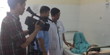 Hộp thư truyền hình nhân đạo – Đài phát thanh truyền hình Khánh Hòa tặng quà cho bệnh nhân nghèo