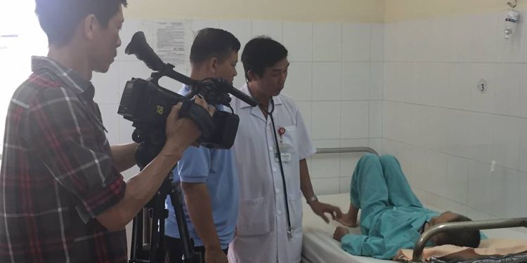 Hộp thư truyền hình nhân đạo – Đài phát thanh truyền hình Khánh Hòa tặng quà cho bệnh nhân nghèo