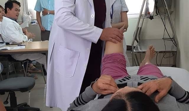 Khám và điều trị với chuyên gia nội soi khớp BS. Phan Vương Huy Đổng