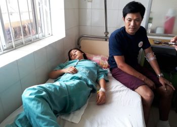 Lật xe gây tai nạn liên hoàn, 11 hành khách bị thương nặng