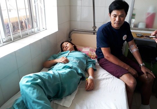 Lật xe gây tai nạn liên hoàn, 11 hành khách bị thương nặng