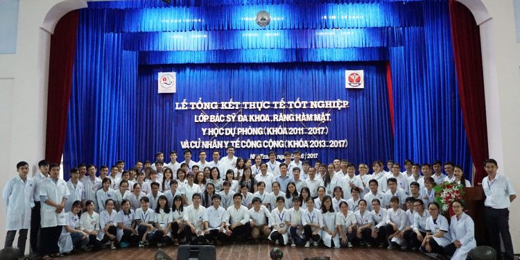 Lễ tổng kết thực tế tốt nghiệp cho lớp bác sỹ, cử nhân của trường Đại học Y Dược Huế