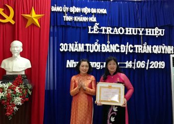 Lễ trao tặng huy hiệu 30 năm tuổi Đảng cho đồng chí Trần Quỳnh Hoa