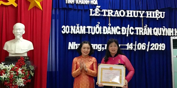 Lễ trao tặng huy hiệu 30 năm tuổi Đảng cho đồng chí Trần Quỳnh Hoa