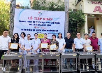 Mạnh thường quân trao tặng xe tiêm thuốc và băng ca hỗ trợ Bệnh viện