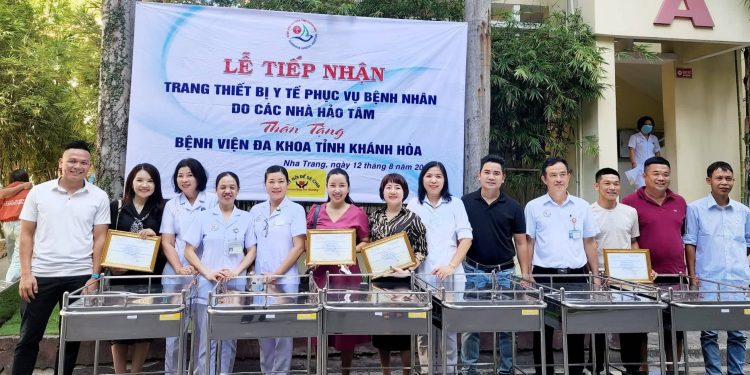 Mạnh thường quân trao tặng xe tiêm thuốc và băng ca hỗ trợ Bệnh viện