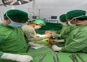 Mổ thành công bệnh nhân người Raglai bị xương thủy tinh