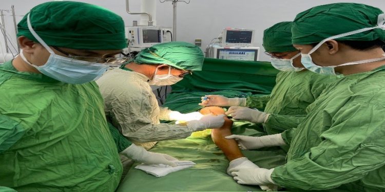 Mổ thành công bệnh nhân người Raglai bị xương thủy tinh