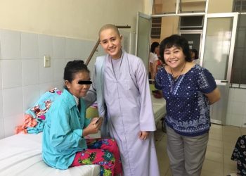 Nhóm từ thiện MTS tặng quà cho bệnh nhân