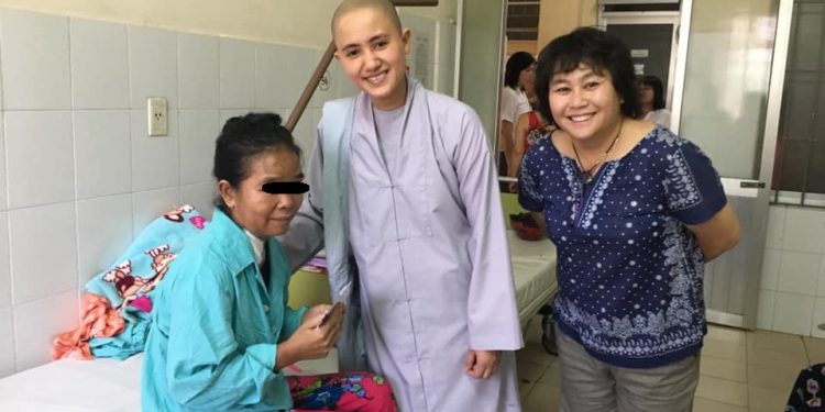 Nhóm từ thiện MTS tặng quà cho bệnh nhân