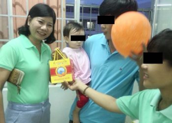 Nhóm từ thiện Sen Hồng tặng quà cho bệnh nhân nhi