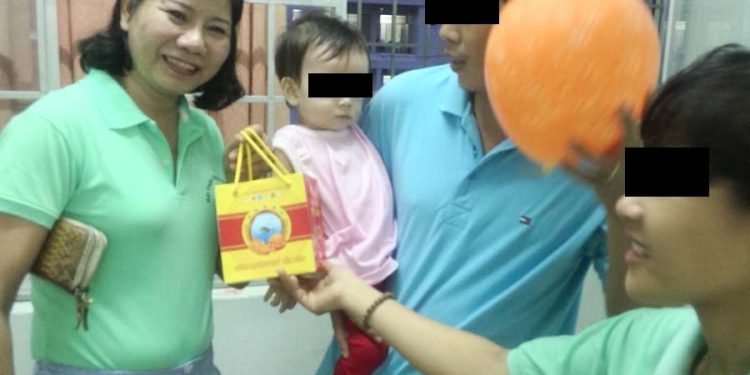 Nhóm từ thiện Sen Hồng tặng quà cho bệnh nhân nhi