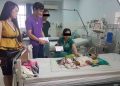 Ông Henry Nguyễn Huy Đoàn tặng quà cho bệnh nhân