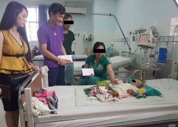 Ông Henry Nguyễn Huy Đoàn tặng quà cho bệnh nhân