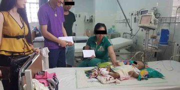 Ông Henry Nguyễn Huy Đoàn tặng quà cho bệnh nhân