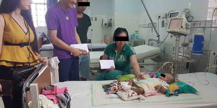 Ông Henry Nguyễn Huy Đoàn tặng quà cho bệnh nhân