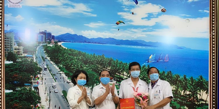 PGS.TS.BS Huỳnh Văn Thưởng – Phó Giám đốc BVĐK tỉnh Khánh Hòa được UBND tỉnh Khánh Hòa bổ nhiệm bác sĩ cao cấp hạng 1