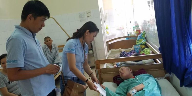 Purchasing Nha Trang Club ủng hộ tiền cho bệnh nhân có hoàn cảnh đặc biệt khó khăn