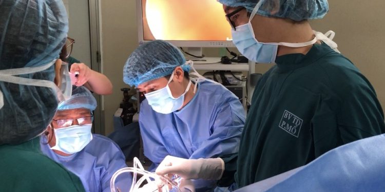 Phẫu thuật nội soi cho các cô gái không có âm đạo