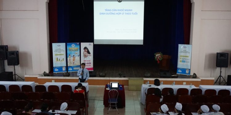 Sinh hoạt khoa học: “Dinh dưỡng qua từng giai đoạn phát triển của trẻ và tâm lý bà mẹ khi nuôi con”