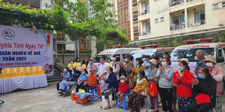 Thắm tình ngày xuân