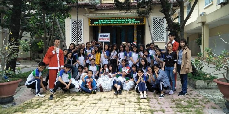 Trường THPT Nguyễn Văn Trỗi tặng quà cho bệnh nhân