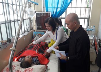 Tặng 440 suất quà cho bệnh nhân nghèo