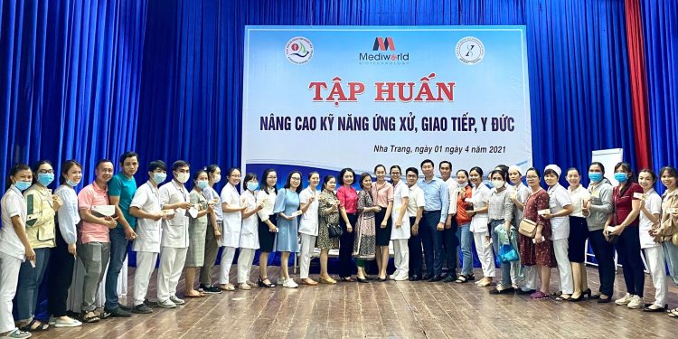 Tập huấn kỹ năng giao tiếp ứng xử cho các cán bộ y tế