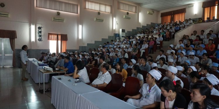 Tập huấn kỹ năng giao tiếp cho cán bộ y tế