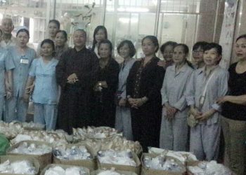 Thượng tọa Thích Giác Nghĩa và đoàn Phật tử chùa Vạn Đức đến thăm và trao tặng 700 suất quà cho bệnh nhân