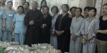 Thượng tọa Thích Giác Nghĩa và đoàn Phật tử chùa Vạn Đức đến thăm và trao tặng 700 suất quà cho bệnh nhân