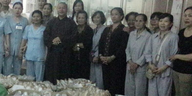 Thượng tọa Thích Giác Nghĩa và đoàn Phật tử chùa Vạn Đức đến thăm và trao tặng 700 suất quà cho bệnh nhân