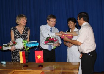 Tổng lãnh sự quán Cộng hòa liên bang Đức Tiến sỹ Hans Dieter Stell thăm và làm việc tại bệnh viện