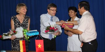 Tổng lãnh sự quán Cộng hòa liên bang Đức Tiến sỹ Hans Dieter Stell thăm và làm việc tại bệnh viện