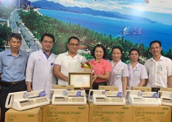 Trao tặng máy bơm tiêm điện