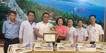 Trao tặng máy bơm tiêm điện
