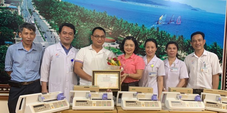 Trao tặng máy bơm tiêm điện