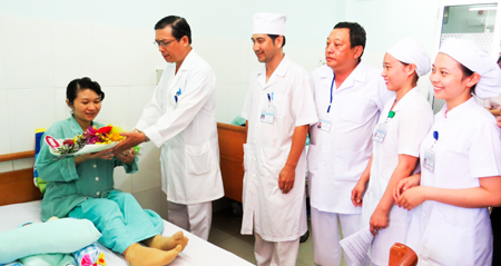 Description:  Lãnh đạo Bệnh viện Đa khoa tỉnh tặng hoa chúc mừng sản phụ Hoài Nam